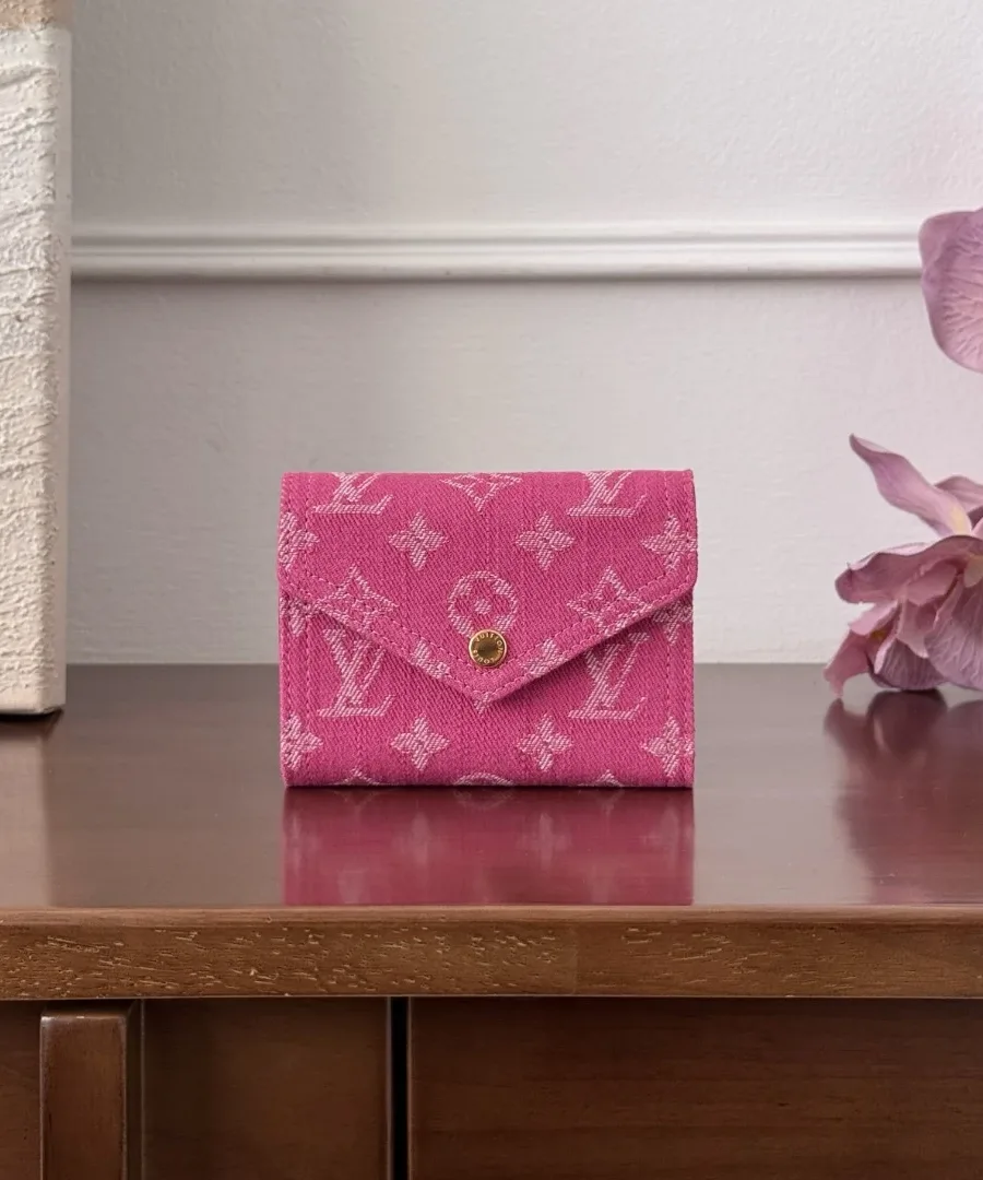 Розовый кошелек Louis Vuitton Victorine из денима, вид спереди в закрытом виде