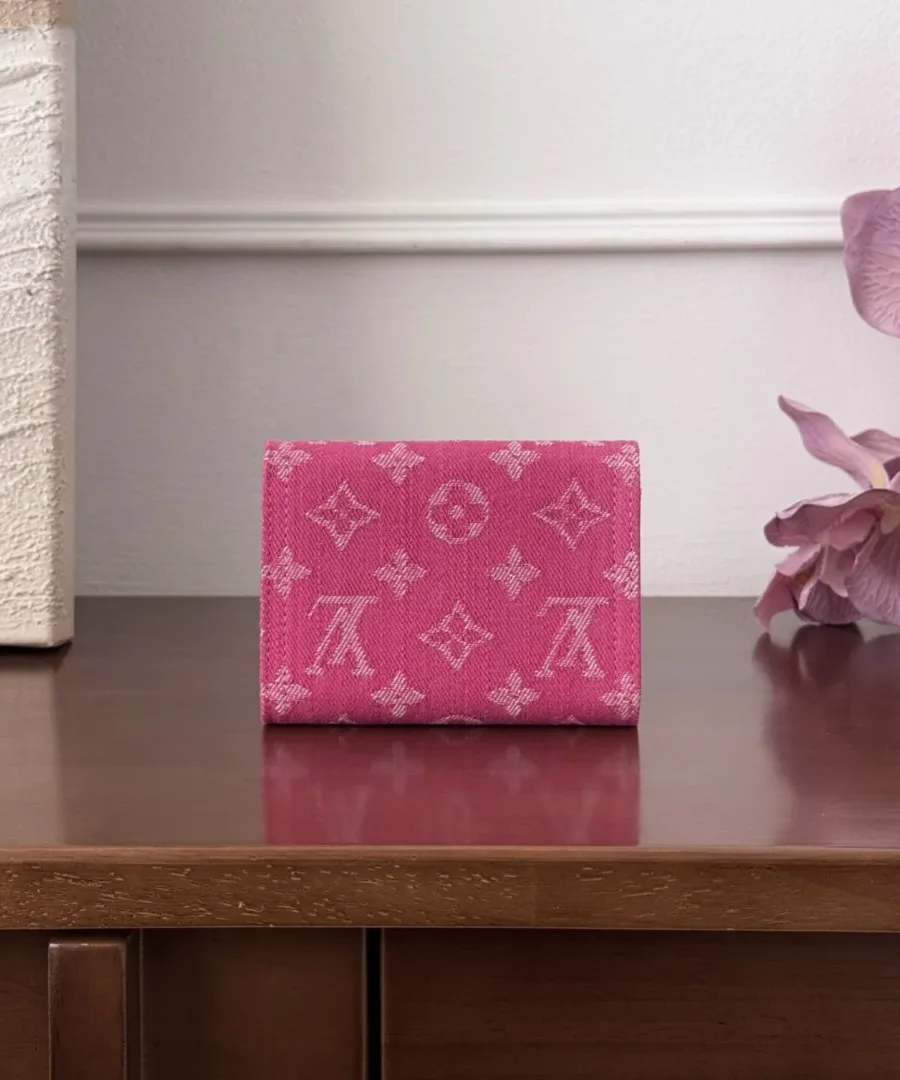 Задняя сторона закрытого розового кошелька Louis Vuitton Victorine из денима