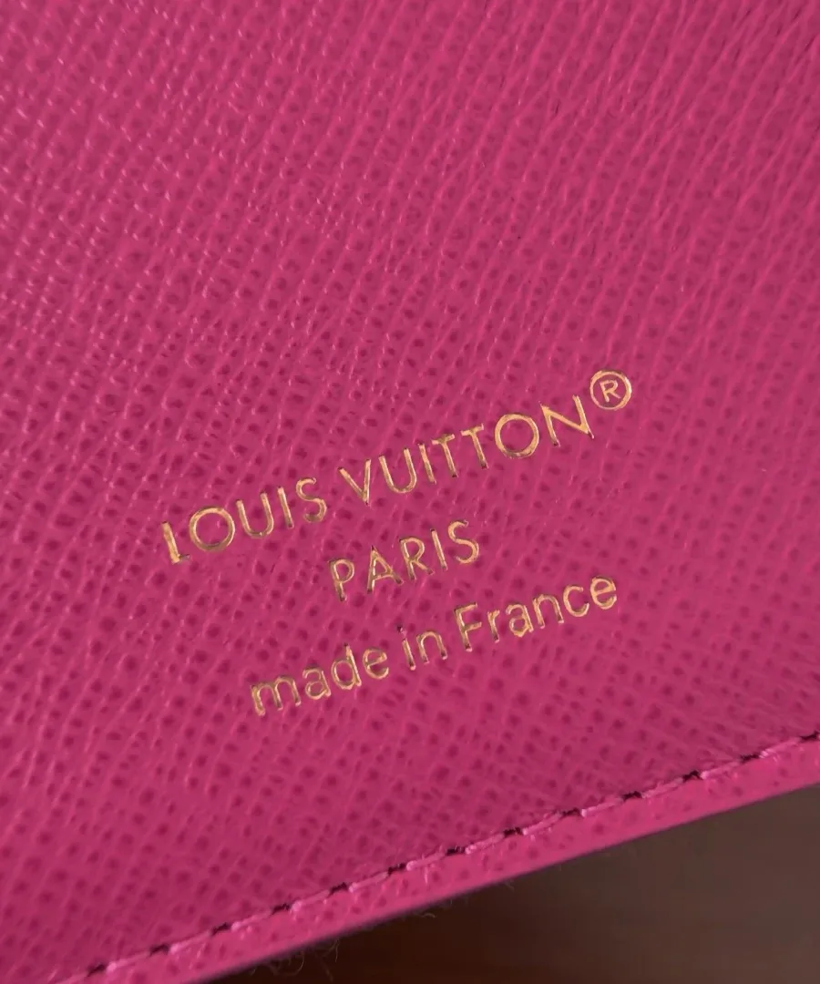 Золотистый тисненый логотип Louis Vuitton Paris на розовой кожаной подкладке