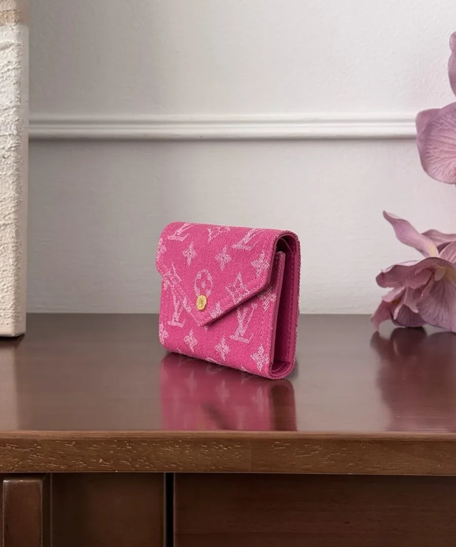 Розовый кошелек Louis Vuitton Victorine из денима, вид в три четверти