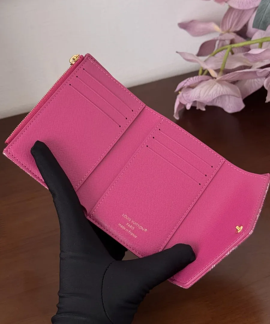 Полностью раскрытый розовый кошелек Louis Vuitton Victorine с отделениями для карт