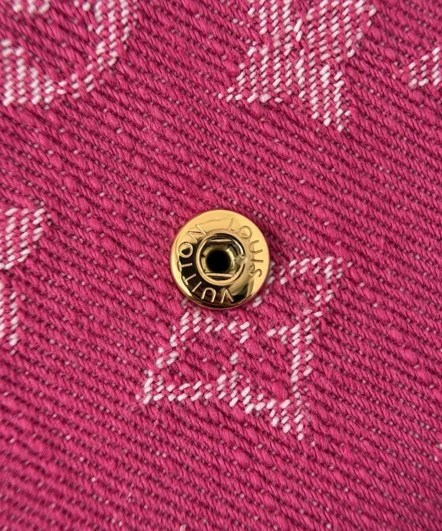 Деталь металлической кнопки-застежки кошелька Louis Vuitton Victorine