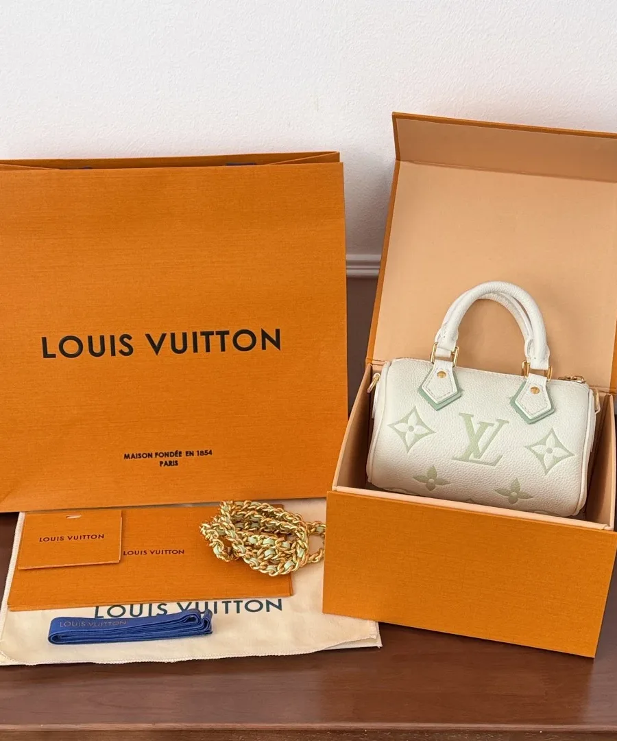 Сумка Louis Vuitton Speedy Nano рядом с фирменной коробкой и пакетом