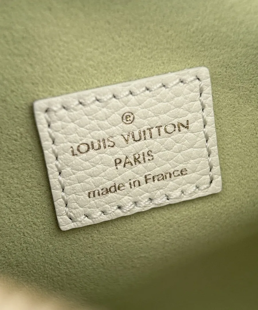 Кожаная нашивка с тиснением Louis Vuitton Paris на зеленой подкладке