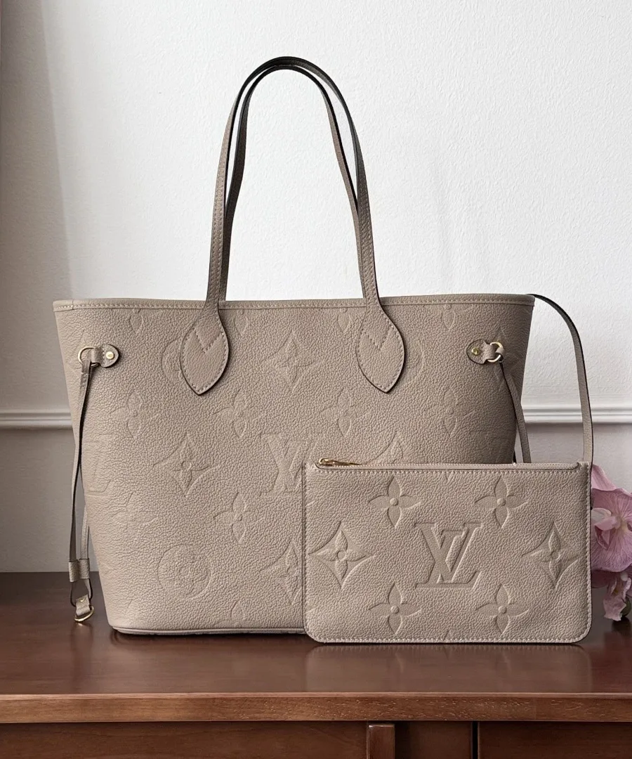 Серо-бежевая сумка-тоут Neverfull MM с небольшим клатчем-кошельком на ремешке, вид спереди