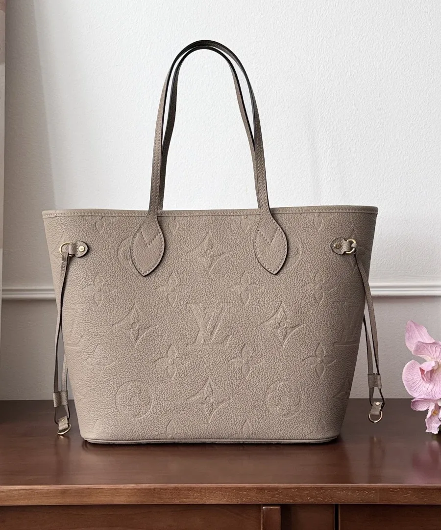 Серо-бежевая кожаная сумка-тоут с тиснением Monogram Empreinte, вид спереди