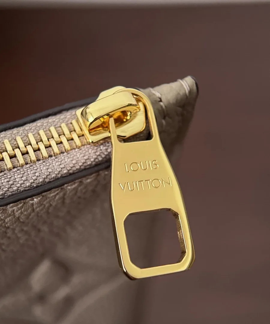 Золотистая молния и пуллер с гравировкой Louis Vuitton на съемном клатче