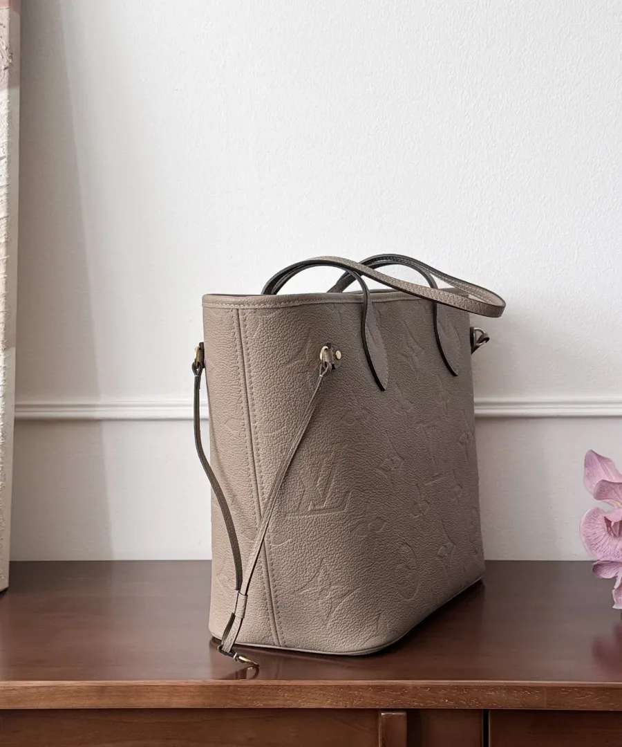 Серо-бежевая сумка-тоут Neverfull MM из зернистой кожи, вид сбоку