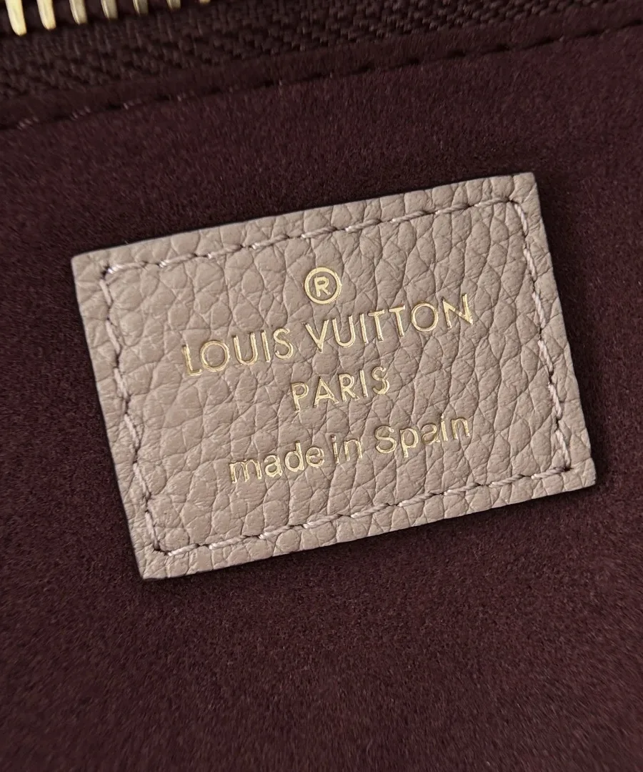 Внутренняя кожаная нашивка с золотистым тиснением Louis Vuitton Paris made in Spain