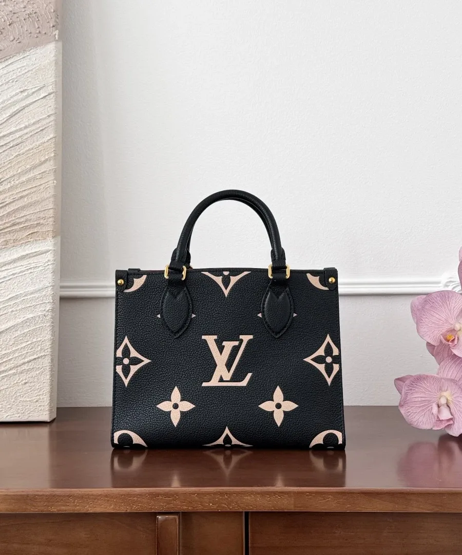 Черная кожаная сумка-тоут Louis Vuitton OnTheGo PM с бежевым принтом монограммы, вид спереди