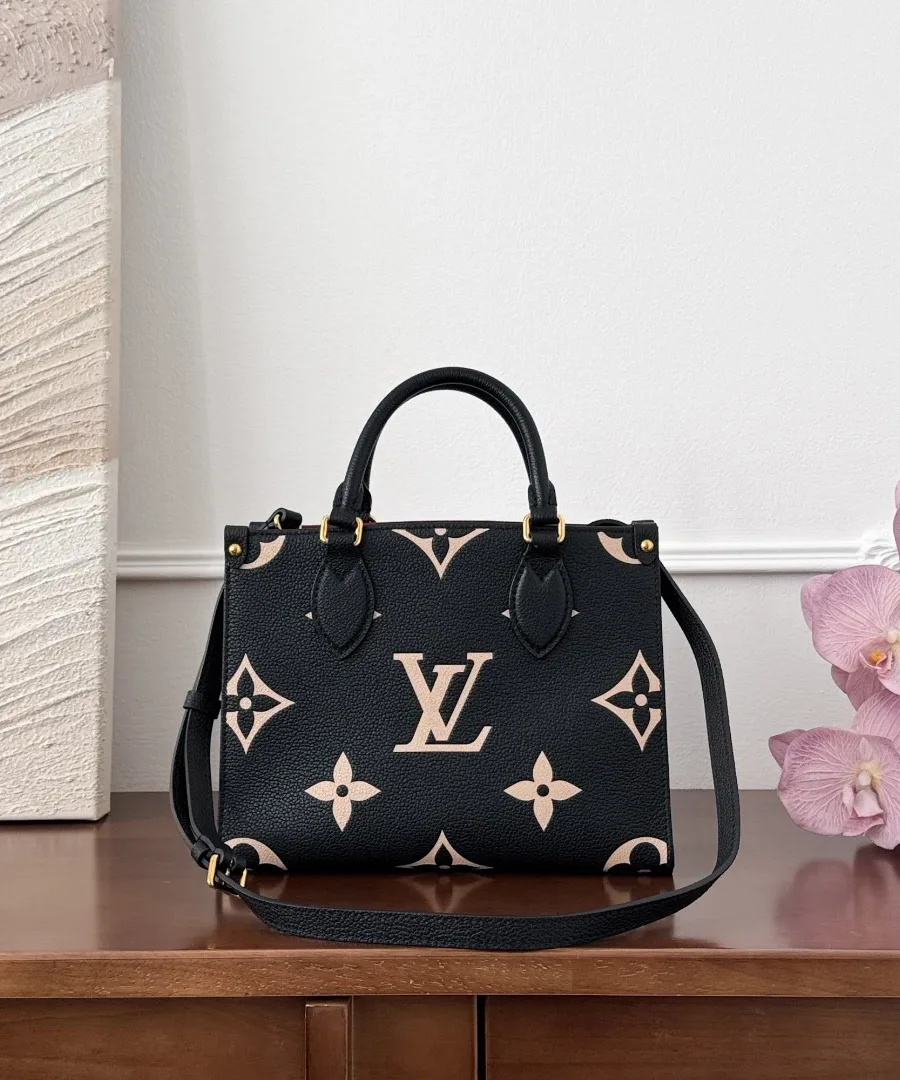 Черная сумка-тоут Louis Vuitton OnTheGo PM с прикрепленным кожаным плечевым ремнем