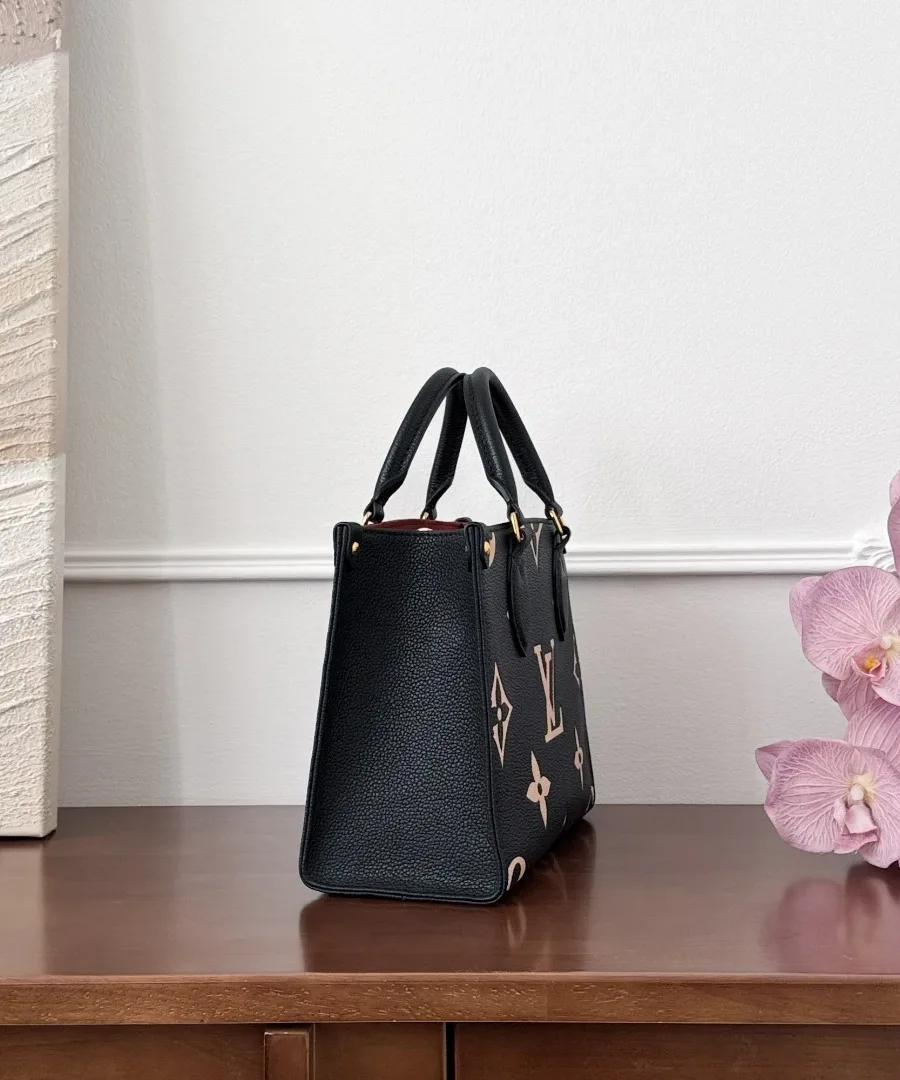 Черная кожаная сумка-тоут Louis Vuitton OnTheGo PM, вид сбоку