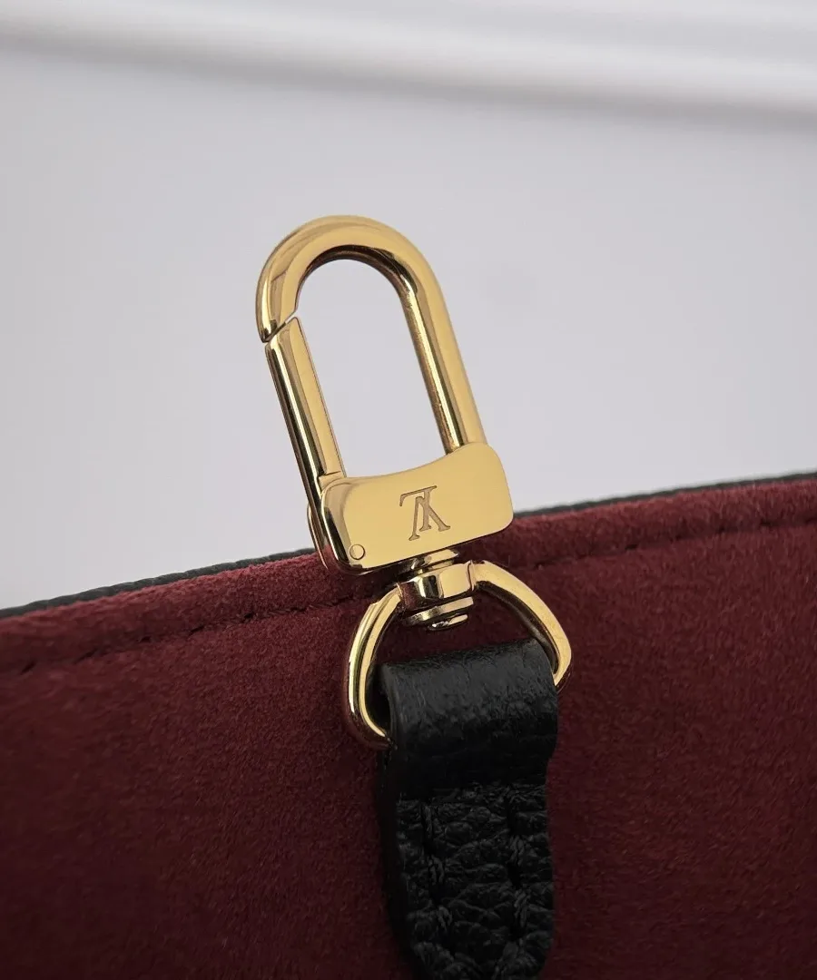 Золотистый металлический карабин плечевого ремня внутри сумки Louis Vuitton OnTheGo PM