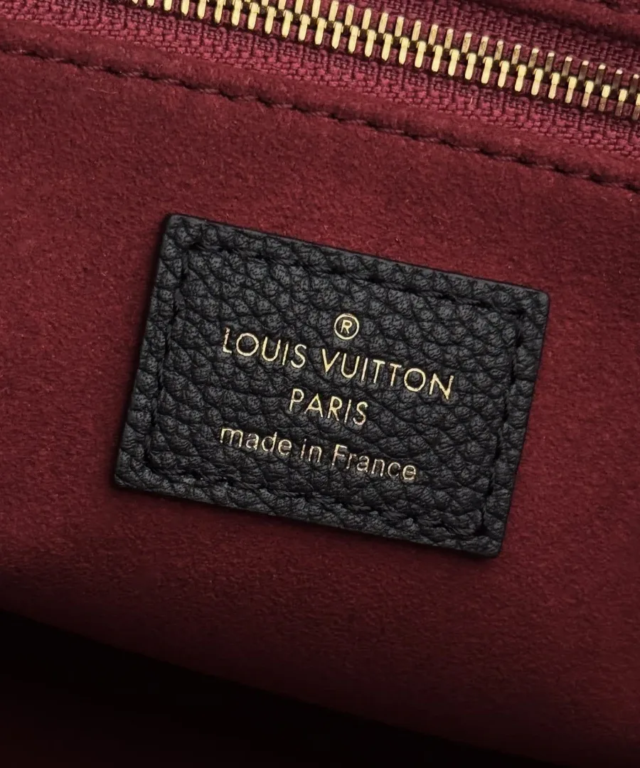Кожаная нашивка с тиснением Louis Vuitton Paris на бордовой подкладке внутри сумки