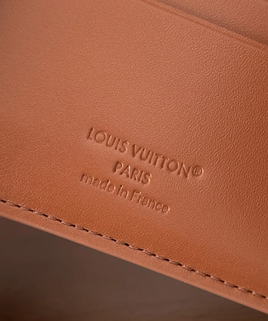 Тиснение с названием бренда Louis Vuitton на внутренней стороне кошелька