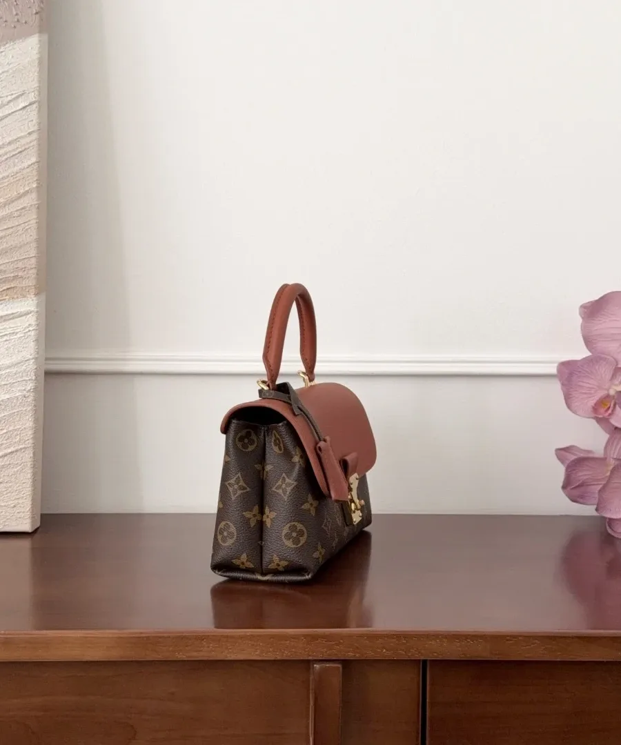 Коричневая сумка Louis Vuitton Madelene BB, вид сбоку