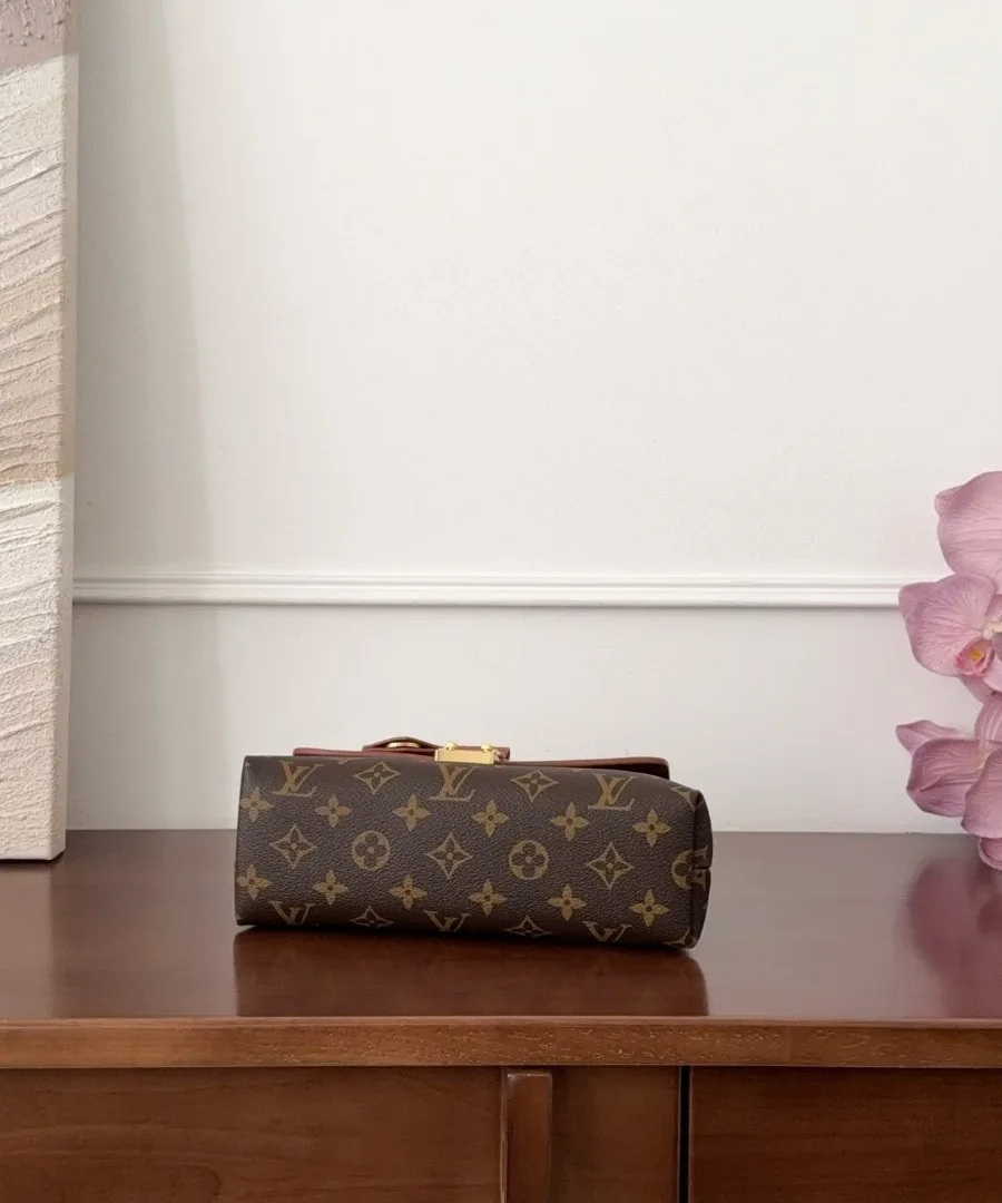 Коричневая сумка Louis Vuitton Madelene BB, вид снизу