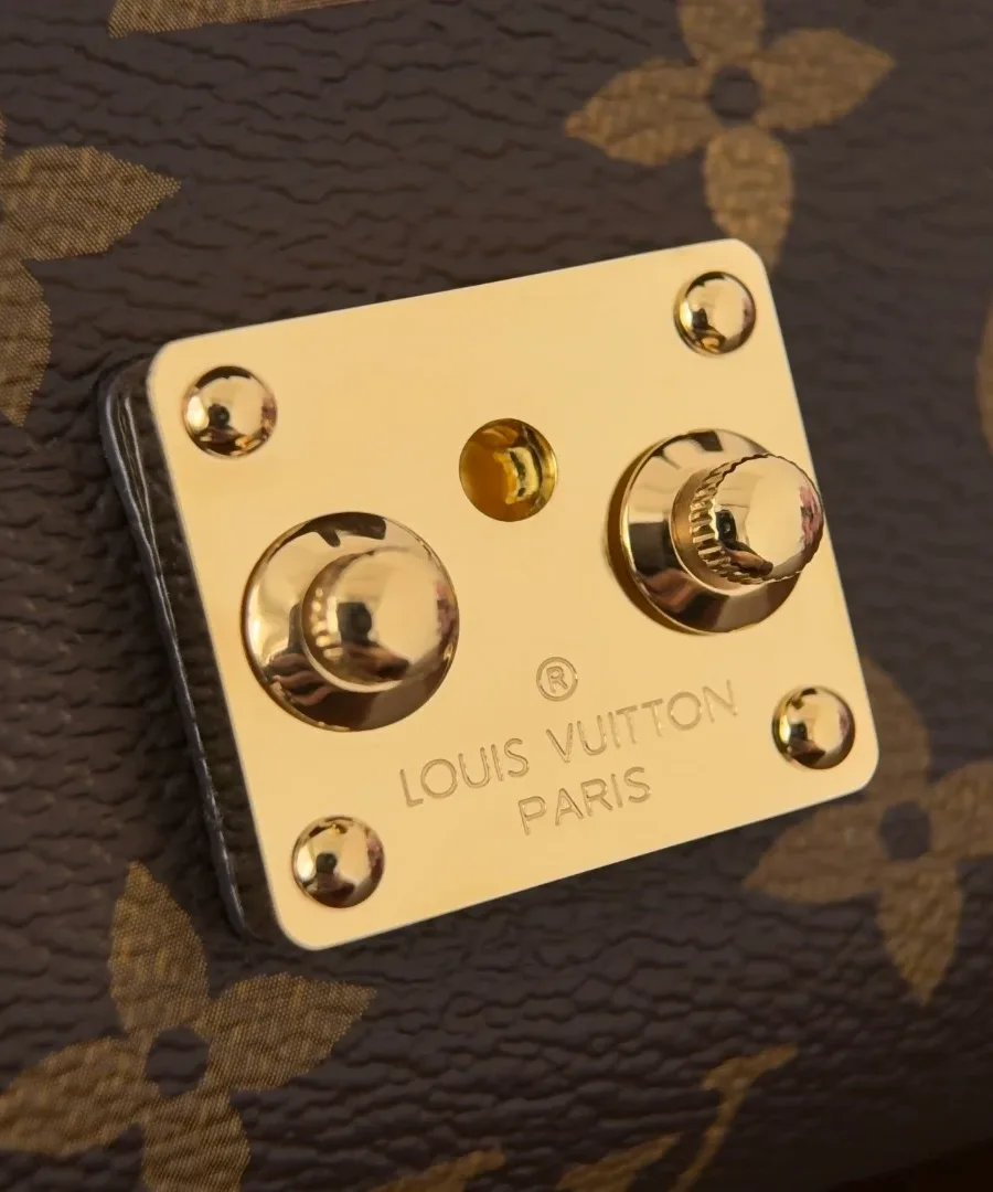 Крупный план золотистого замка S-lock с гравировкой Louis Vuitton