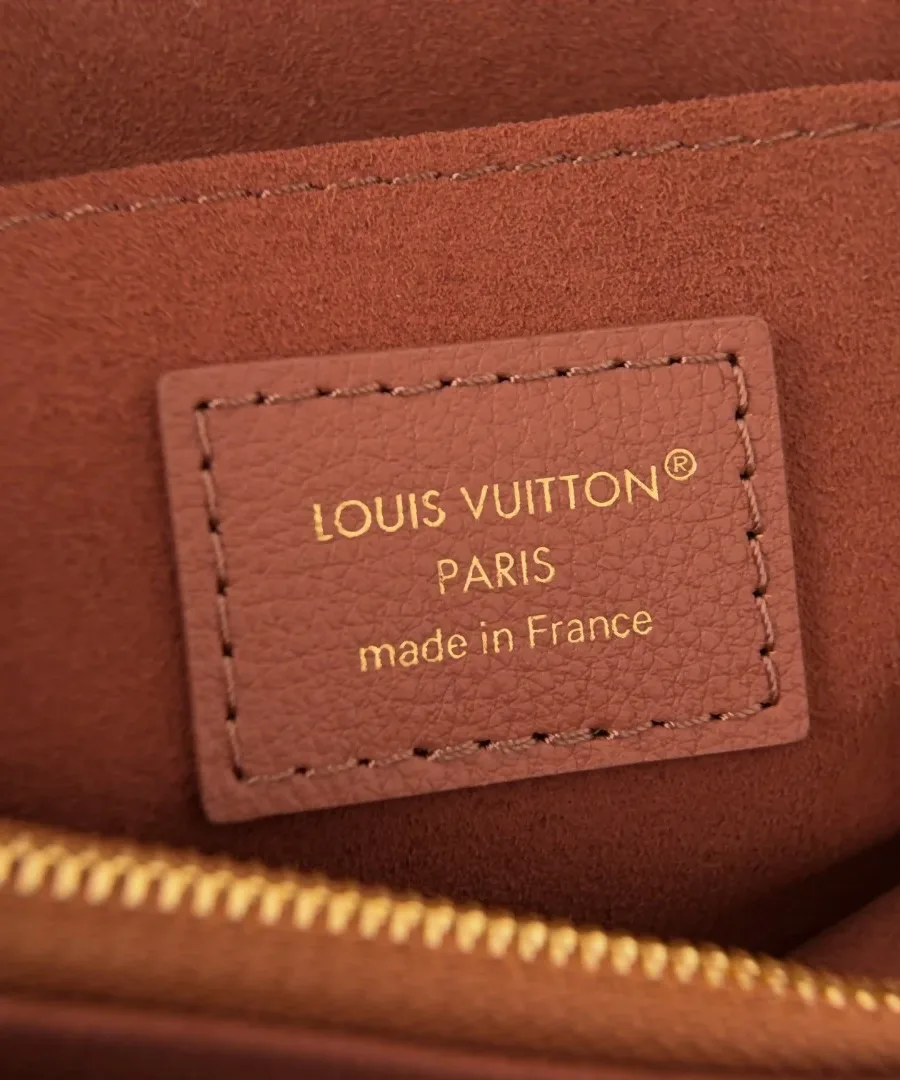 Кожаная нашивка с золотистым тиснением Louis Vuitton Paris внутри