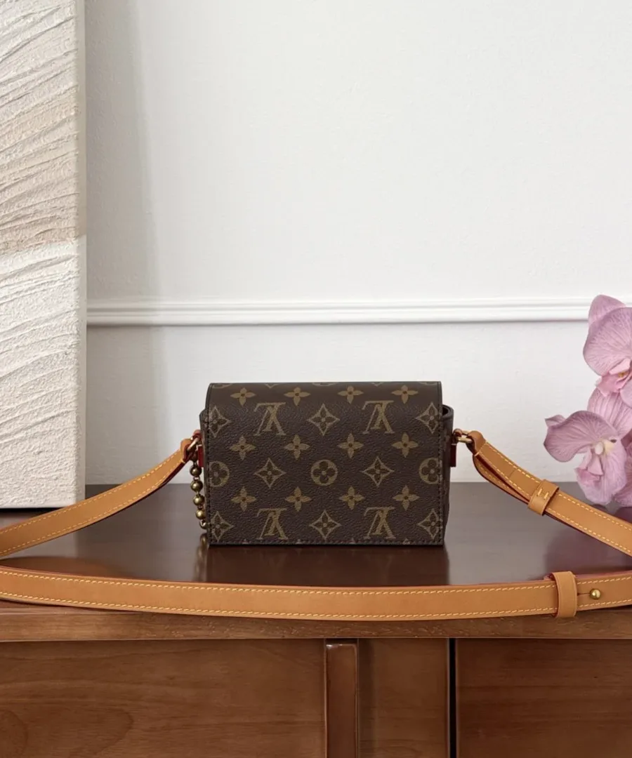 Коричневая сумка Louis Vuitton Monogram с кожаным ремнем, вид сзади