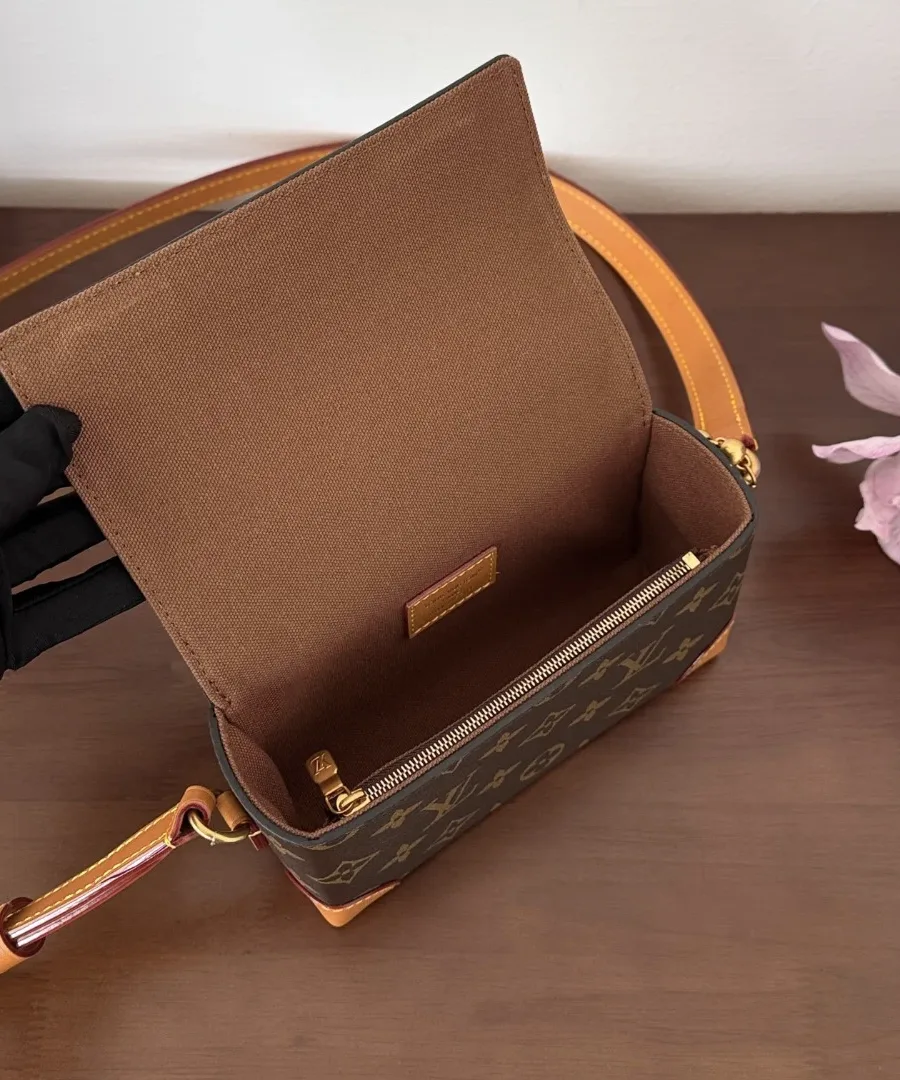 Открытая сумка Louis Vuitton Monogram с коричневой подкладкой, вид сверху