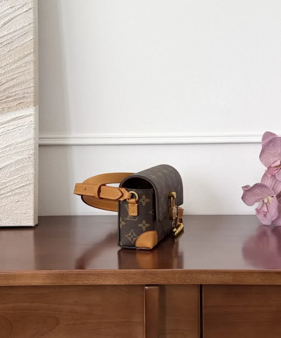 Коричневая сумка Louis Vuitton Monogram, вид сбоку
