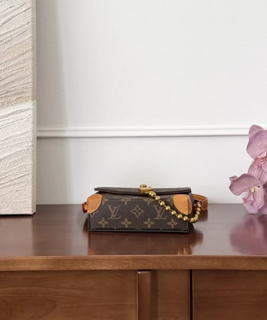 Коричневая сумка Louis Vuitton Monogram с замком, вид сверху