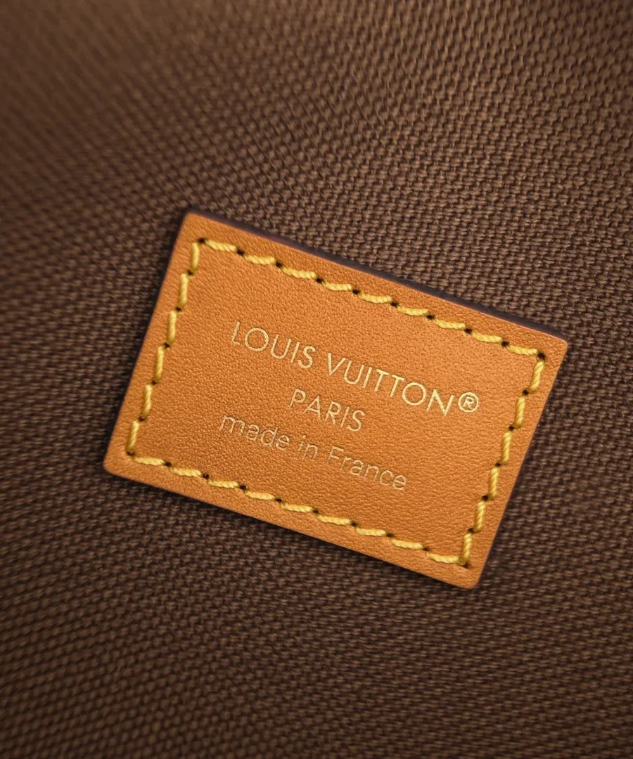 Крупный план кожаной нашивки с тиснением Louis Vuitton внутри сумки