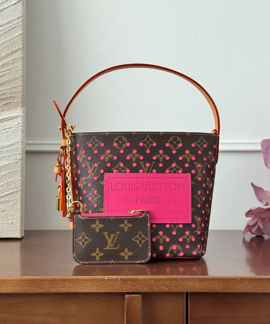 Коричневая сумка-ведро Louis Vuitton All In BB с розовой перфорацией и мини-кошельком, вид спереди