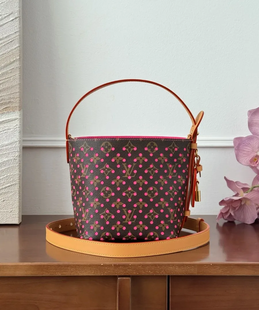 Коричневая сумка-ведро Louis Vuitton All In BB с розовой перфорацией и плечевым ремнем, вид сзади