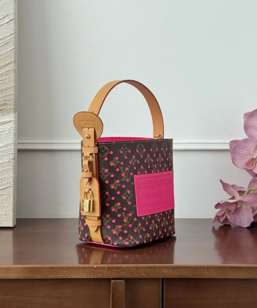 Коричневая сумка-ведро Louis Vuitton All In BB с розовой перфорацией, вид сбоку с замком-падлоком