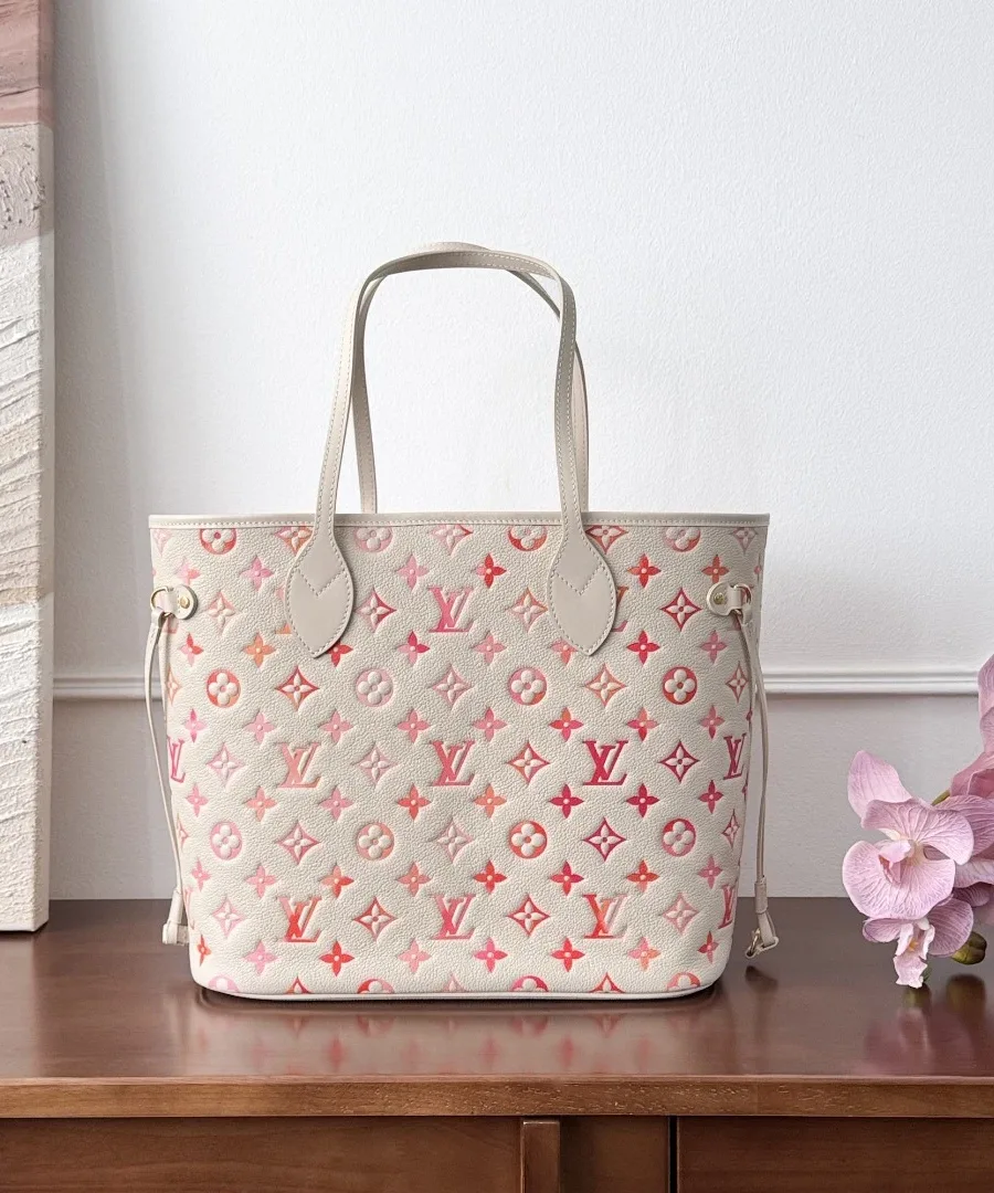 Кожаная сумка-тоут Neverfull MM с тисненым монограммным узором, вид спереди