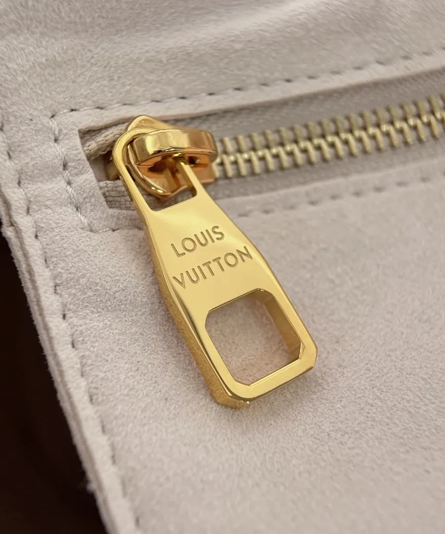 Золотистый пуллер молнии внутреннего кармана с гравировкой Louis Vuitton