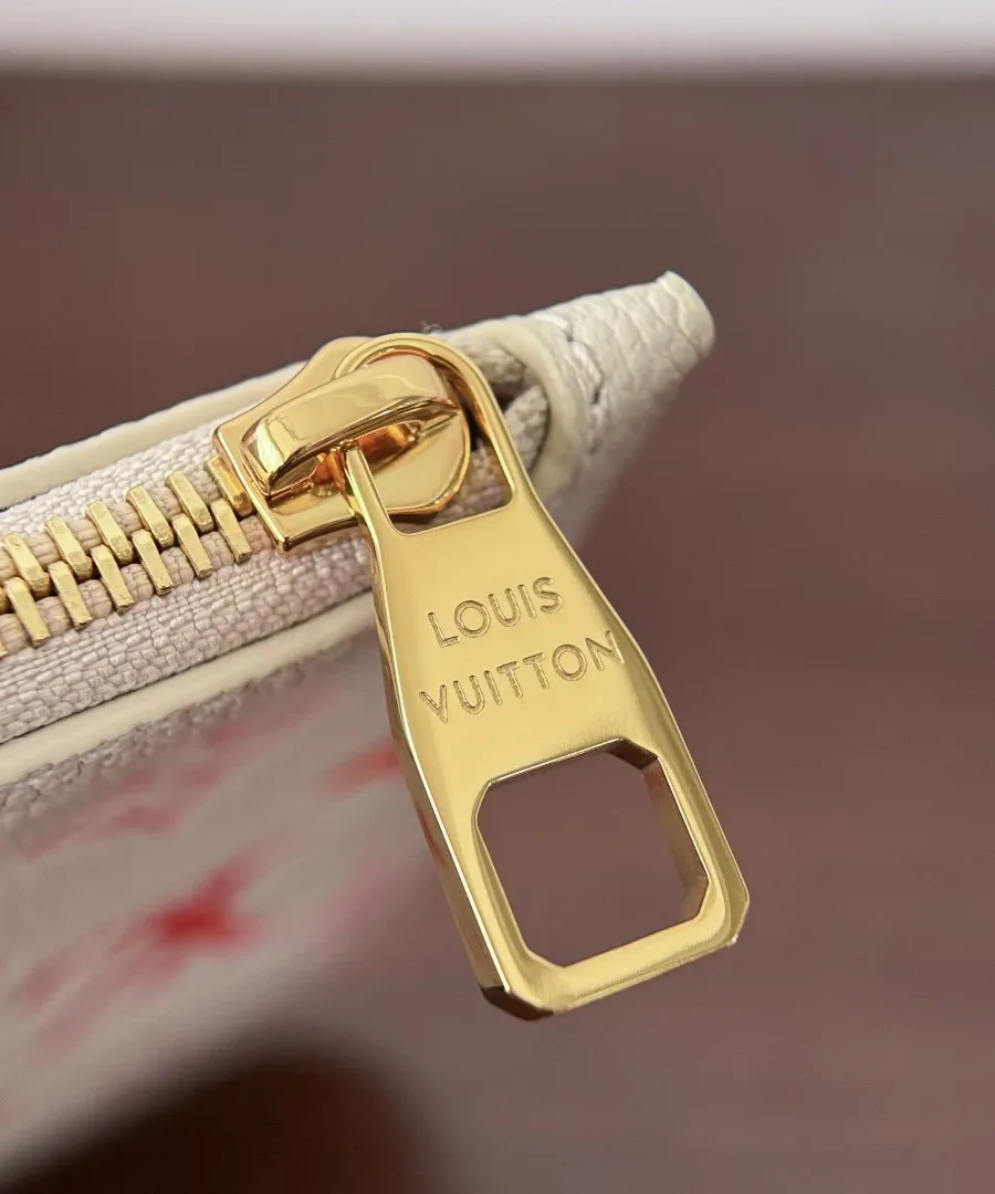Золотистая застежка-молния съемного клатча с гравировкой Louis Vuitton