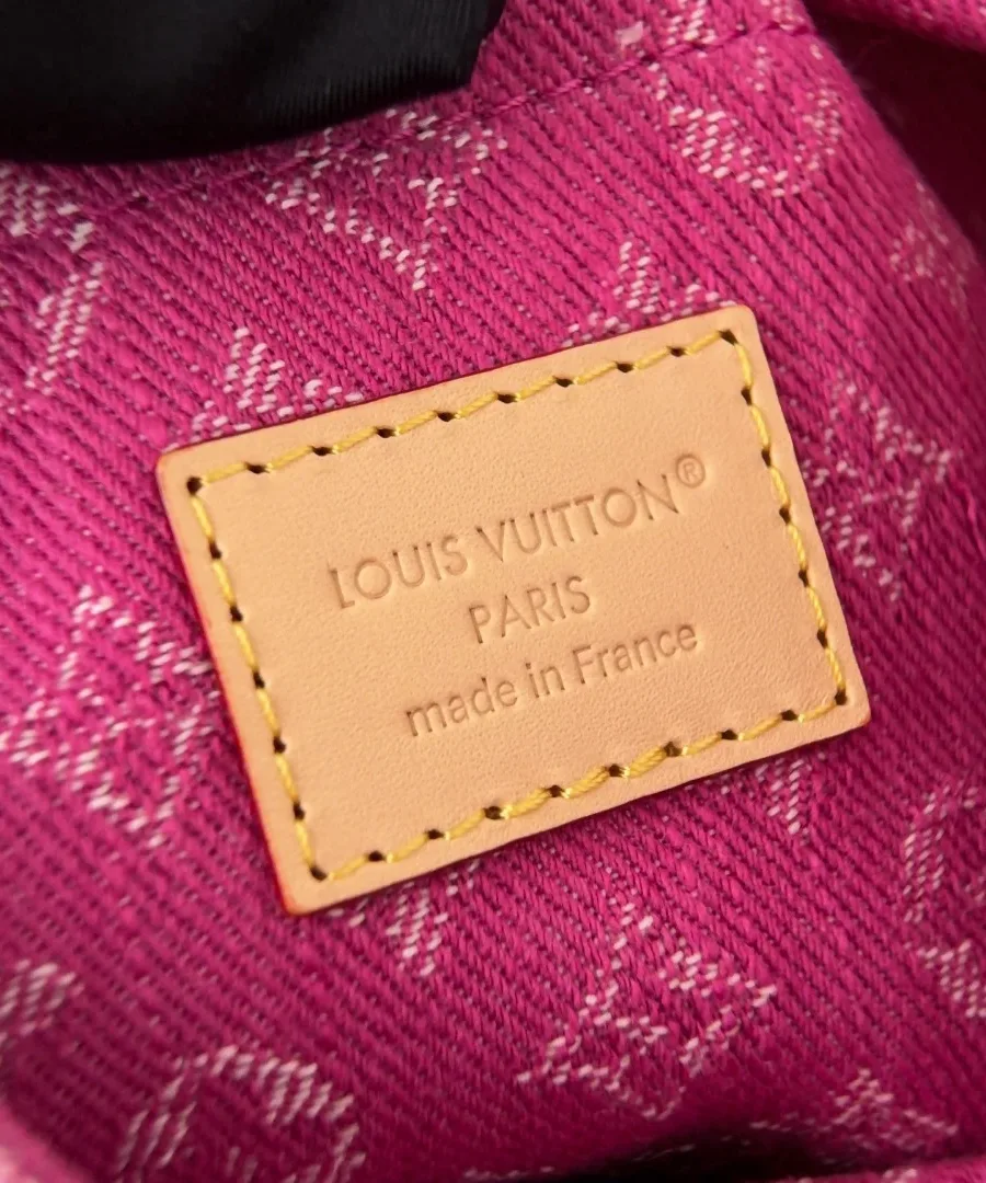 Внутреннее отделение сумки с кожаной нашивкой Louis Vuitton
