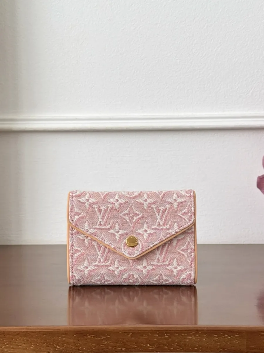 Розовый кошелек Louis Vuitton Victorine из денима с узором Monogram, вид спереди