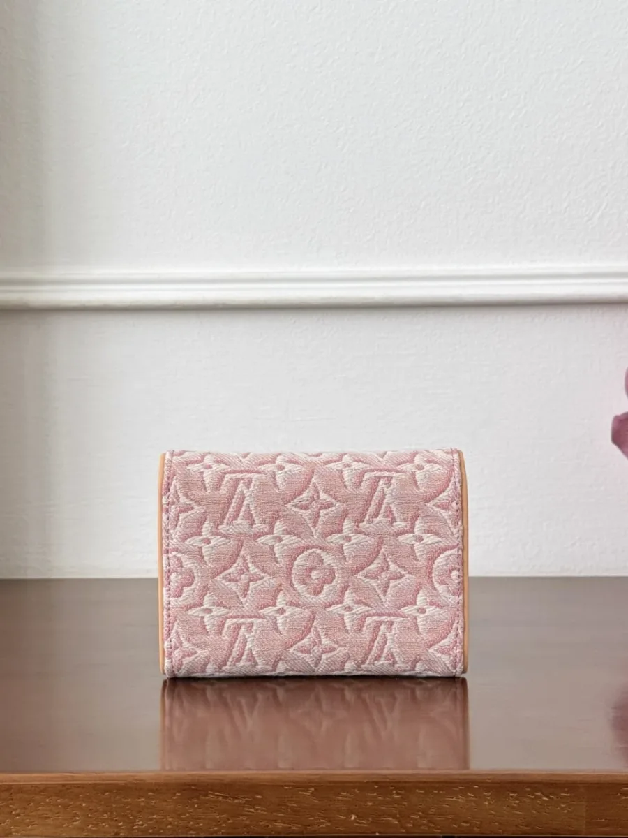 Розовый кошелек Louis Vuitton Victorine из денима, вид сзади