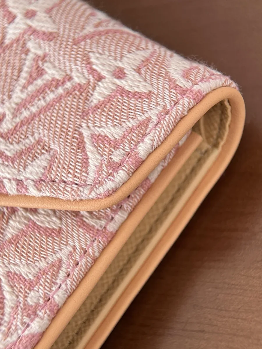 Крупный план клапана розового кошелька Louis Vuitton Victorine из денима