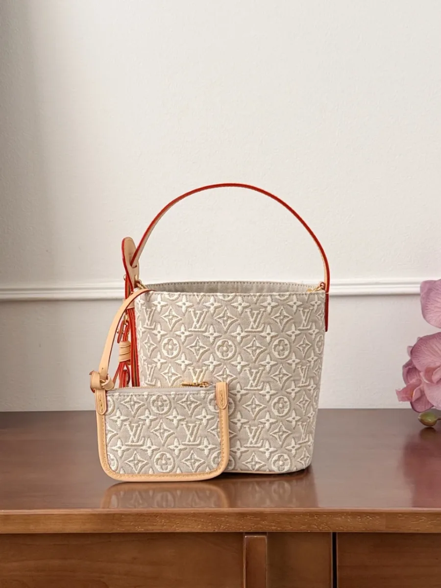 Бежевая сумка-ведро Louis Vuitton с вышивкой Monogram и маленьким кошельком, вид спереди.