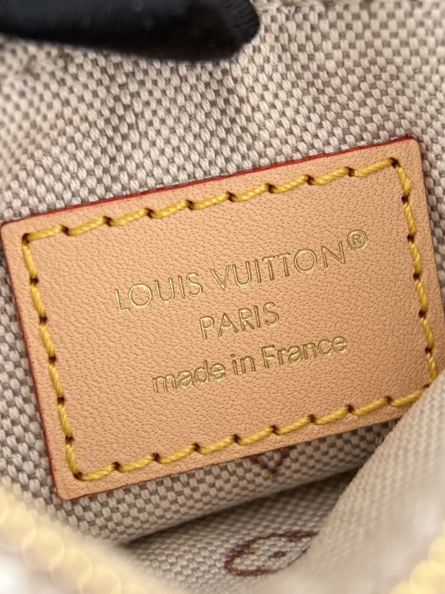 Кожаная нашивка с тиснением Louis Vuitton Paris внутри кошелька.