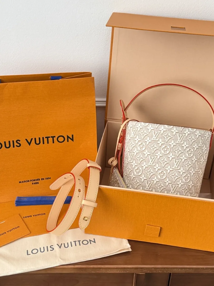 Комплект сумки Louis Vuitton с фирменной коробкой, пакетом и пыльником.