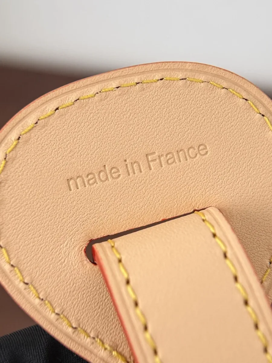 Тиснение "made in France" на внутренней стороне кожаного крепления сумки.