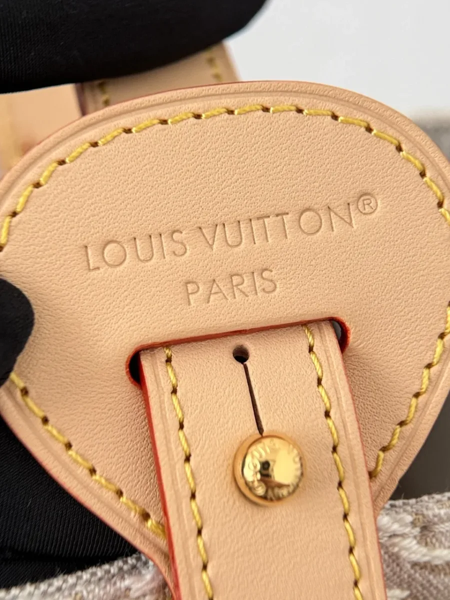 Тиснение "LOUIS VUITTON PARIS" на кожаном элементе крепления.