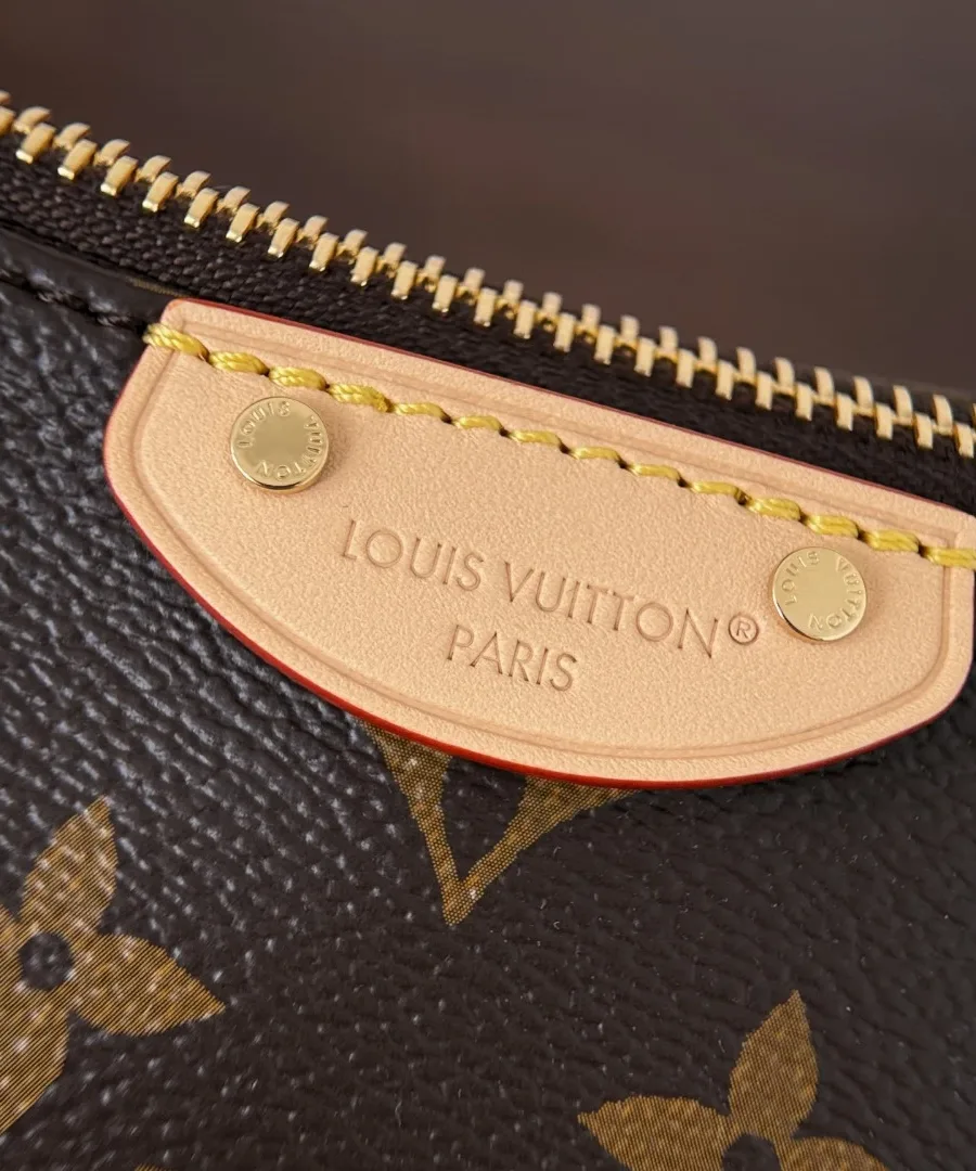Крупный план кожаной нашивки с тиснением Louis Vuitton Paris на передней части
