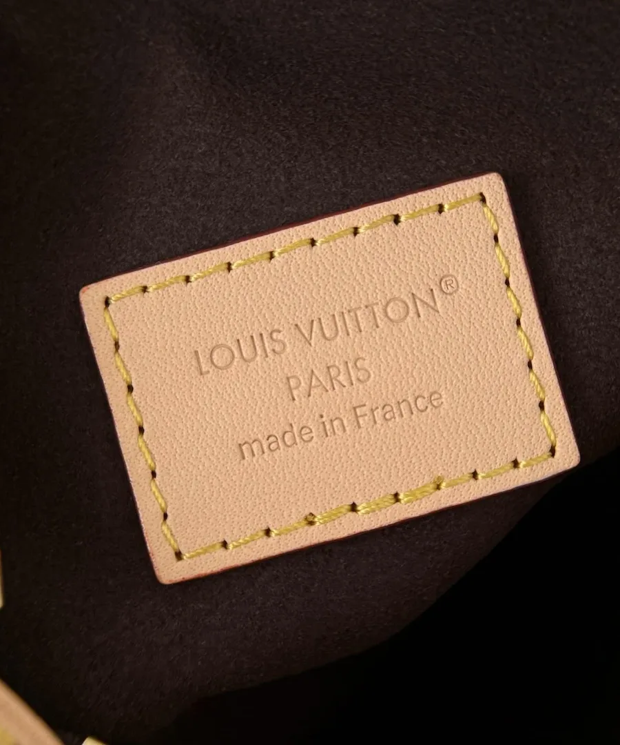 Крупный план внутреннего кожаного ярлыка Louis Vuitton Paris made in France