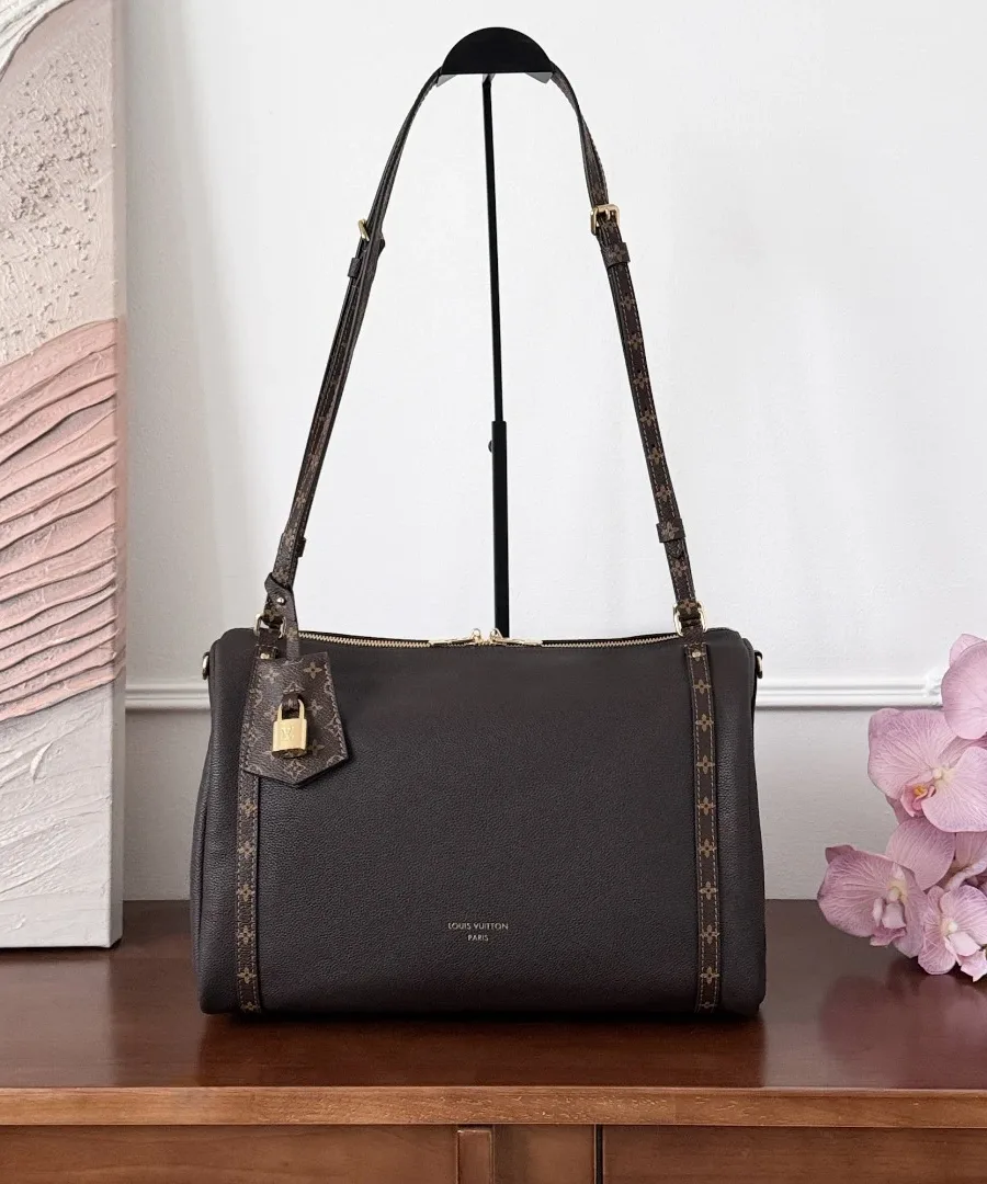 Темно-коричневая кожаная сумка Louis Vuitton Express на подставке, вид спереди