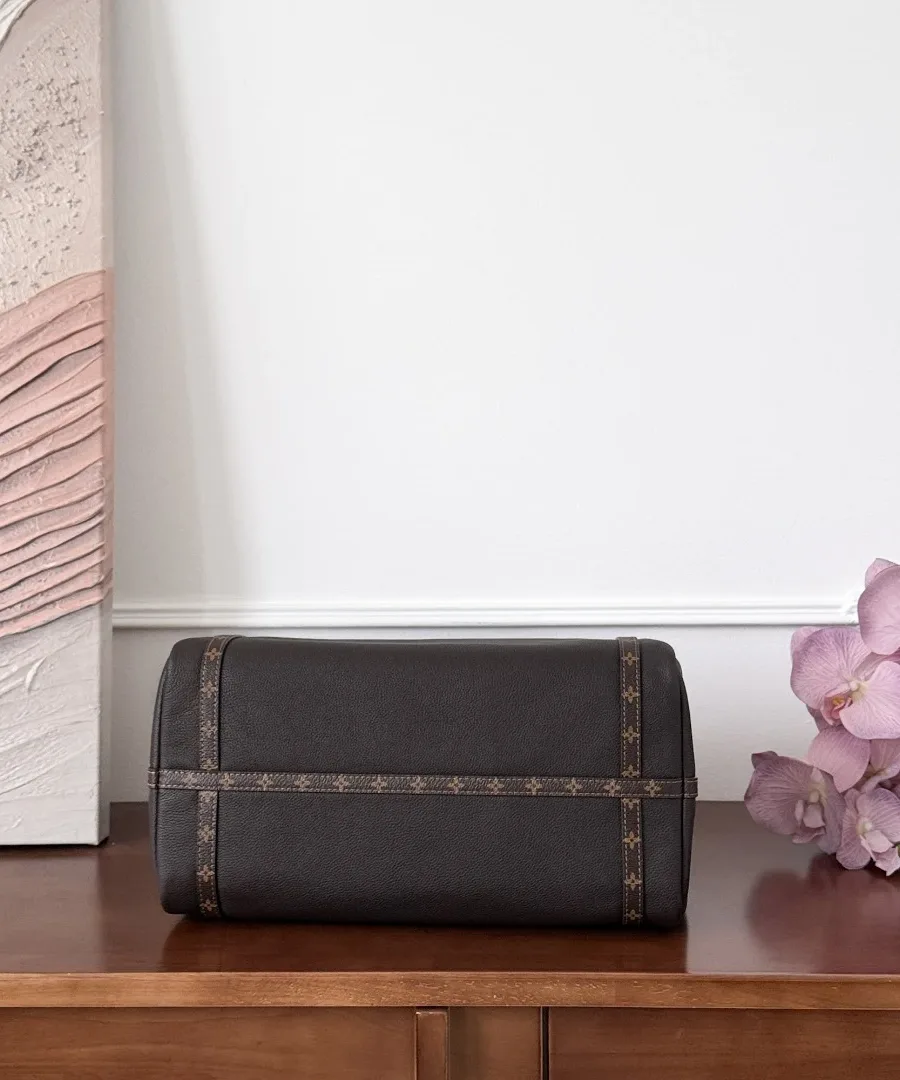 Вид снизу на кожаную сумку Louis Vuitton Express с отделкой канвой Monogram