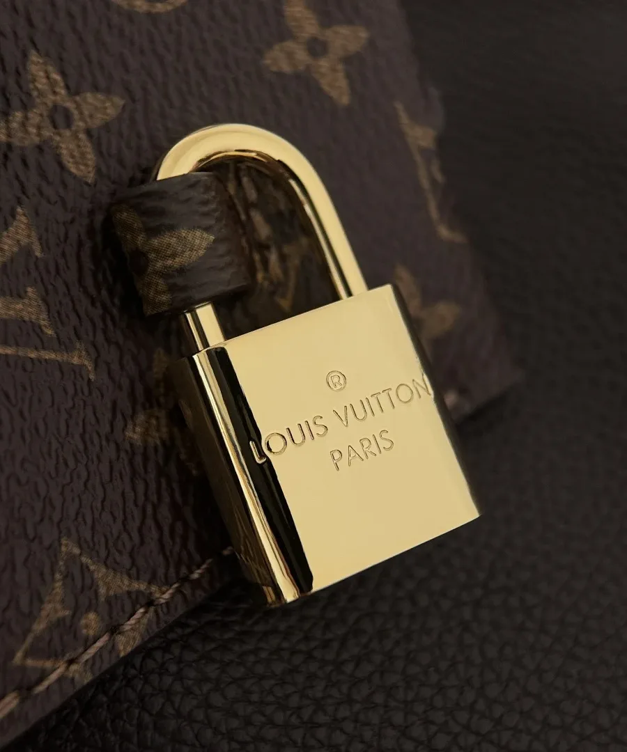 Золотистый навесной замок с гравировкой Louis Vuitton Paris на сумке