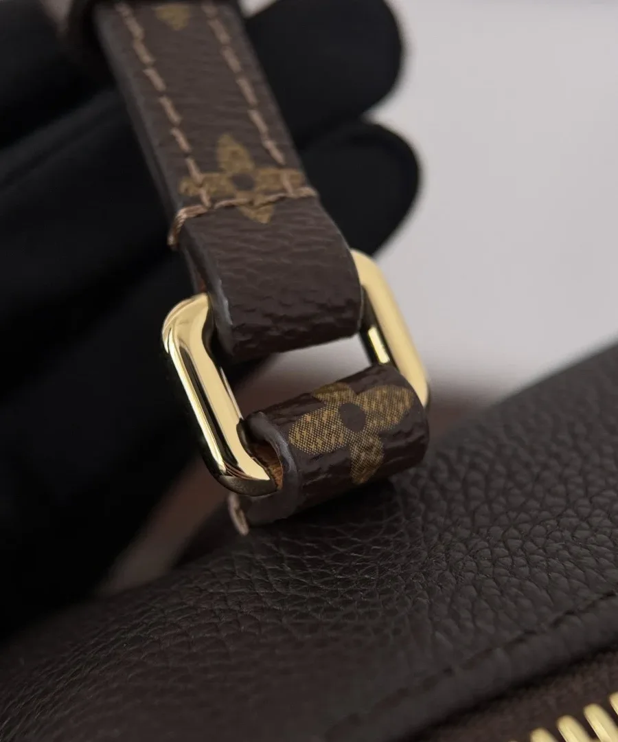 Деталь крепления плечевого ремня из канвы Monogram к сумке