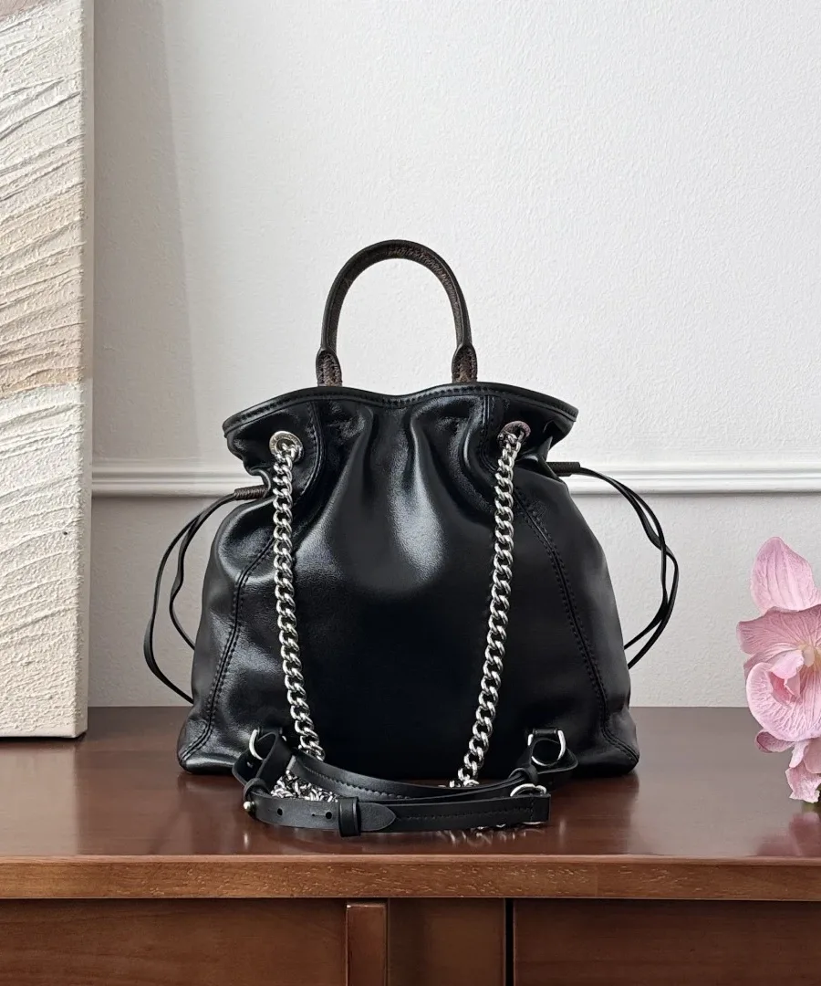 Черный кожаный рюкзак Louis Vuitton Off Duty, вид сзади с плечевыми ремнями